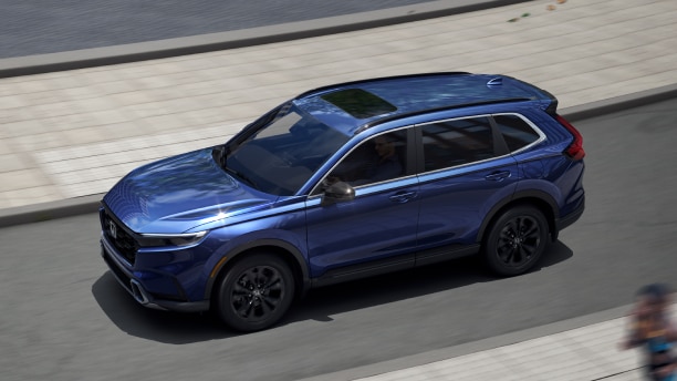 Vue latérale d’un CR-V bleu stationné