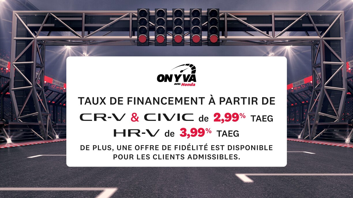 Une piste de course à l'intérieur d'un stade, éclairée par des projecteurs et surmontée d'une passerelle de départ arborant une enseigne Honda « On y va ». L'enseigne indique les taux de financement pour le CR-V (2,99 % TAEG), la Civic (2,99 % TAEG) et le HR-V (3,99 % TAEG). En bas à gauche, on peut lire « Prenez la piste avec votre prochain véhicule Honda », suivi de la mention « Des conditions s’appliquent. Cliquez sur En savoir plus pour plus de détails », avec un bouton « En savoir plus » en dessous.