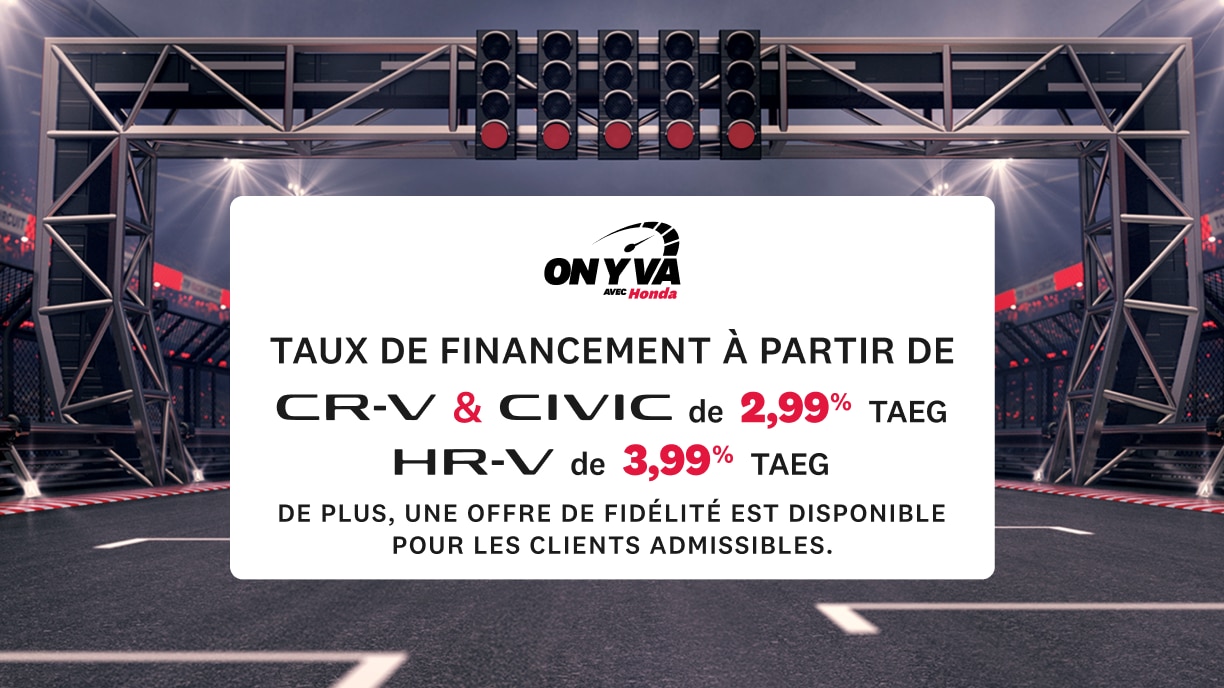 Une piste de course à l'intérieur d'un stade, éclairée par des projecteurs et surmontée d'une passerelle de départ arborant une enseigne Honda « On y va ». L'enseigne indique les taux de financement pour le CR-V (2,99 % TAEG), la Civic (2,99 % TAEG) et le HR-V (3,99 % TAEG). En bas à gauche, on peut lire « Prenez la piste avec votre prochain véhicule Honda », suivi de la mention « Des conditions s’appliquent. Cliquez sur En savoir plus pour plus de détails », avec un bouton « En savoir plus » en dessous.