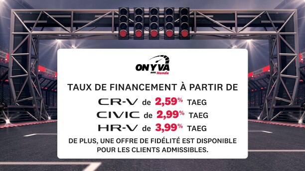 Une piste de course à l'intérieur d'un stade, éclairée par des projecteurs et surmontée d'une passerelle de départ arborant une enseigne Honda « On y va ». L'enseigne indique les taux de financement pour le CR-V (2,99 % TAEG), la Civic (2,99 % TAEG) et le HR-V (3,99 % TAEG). En bas à gauche, on peut lire « Prenez la piste avec votre prochain véhicule Honda », suivi de la mention « Des conditions s’appliquent. Cliquez sur En savoir plus pour plus de détails », avec un bouton « En savoir plus » en dessous.