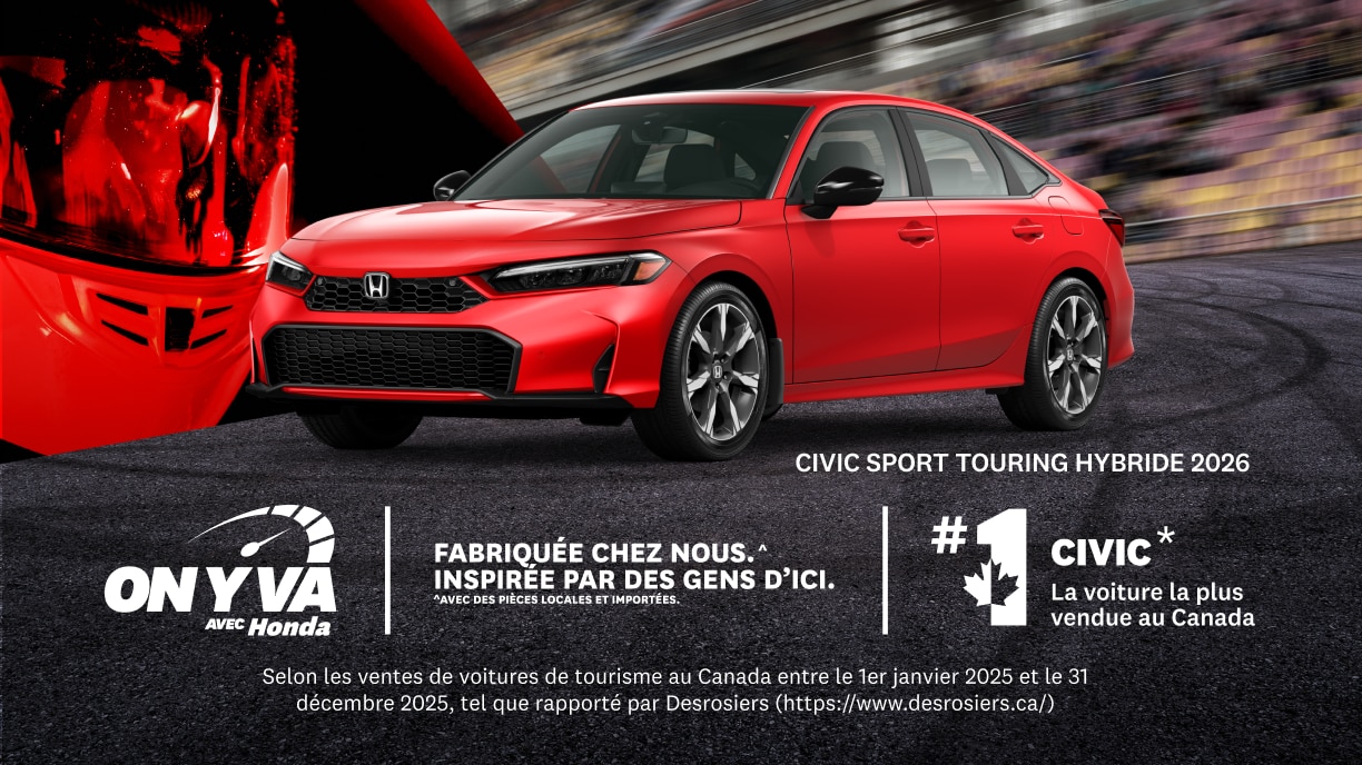 Une Honda Civic stationnée sur un circuit automobile, avec la silhouette d'un pilote de course à côté.