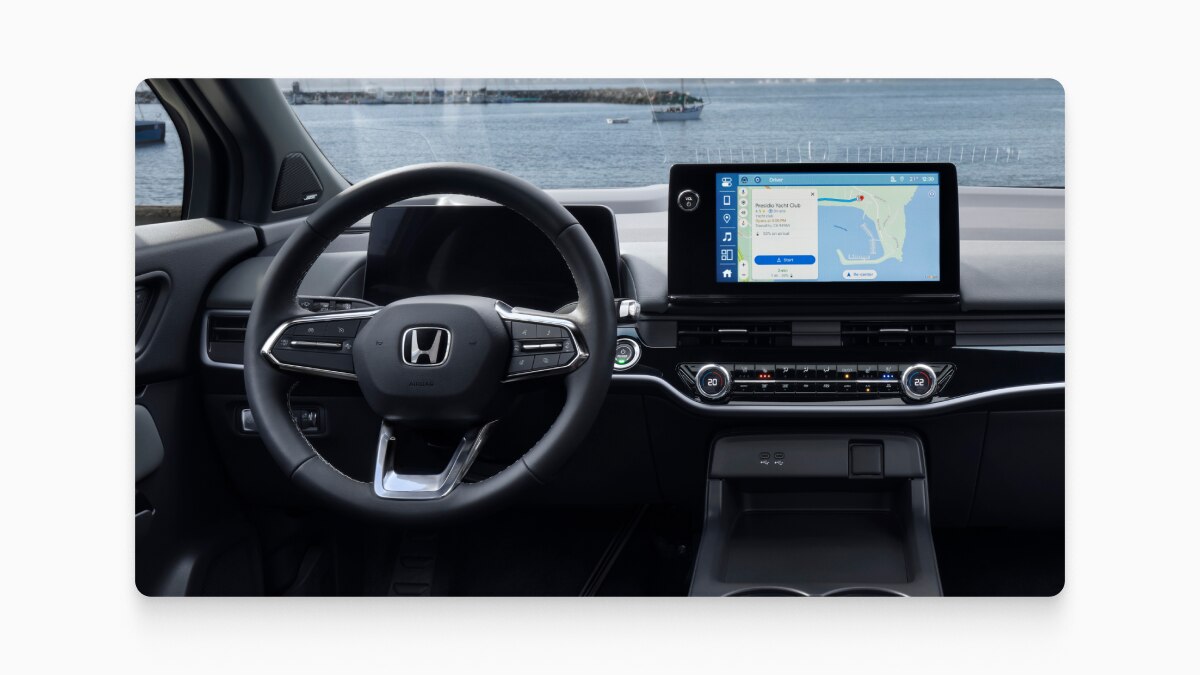 Intérieur d’un véhicule Honda avec Google Maps affiché à l’écran. 
