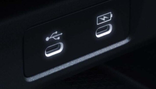 Gros plan des ports de recharge USB-C.