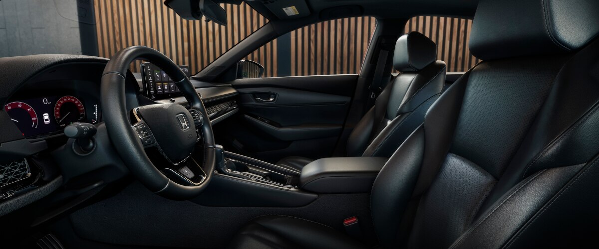 Plan de la première rangée de sièges. Un immeuble tendance avec des panneaux de bois peut être vu par la vitre.