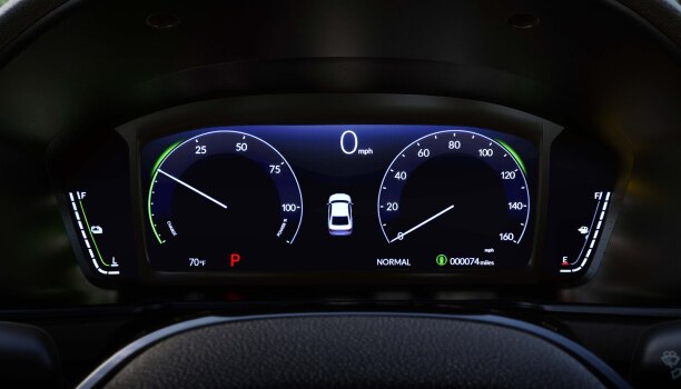 Gros plan de l’écran TFT vu à travers le volant. 