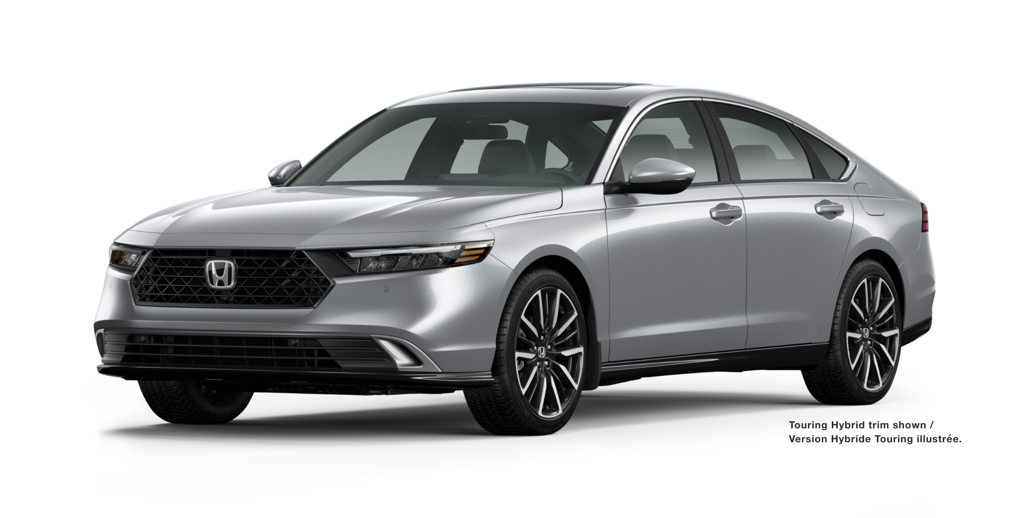 Vue 3/4 avant d’une Honda Accord argent sur fond blanc.