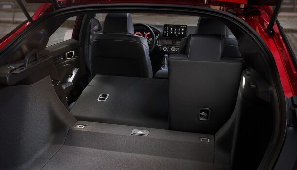 Gros plan de la porte ouverte montrant l’espace de chargement de la Civic à hayon.