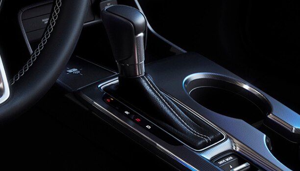 Gros plan d’un levier de vitesses dans l’habitacle d’une Civic à hayon.