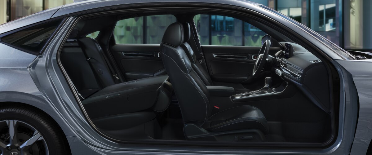 Plan latéral d’une Civic à hayon avec porte ouverte la nuit. 