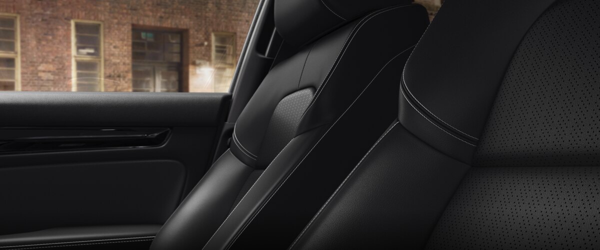 Gros plan intérieur des sièges d’une Civic à hayon. 