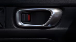 Gros plan intérieur de la poignée de porte et du bouton de verrouillage.