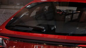 Gros plan de la porte du hayon d’une Civic à hayon rouge.