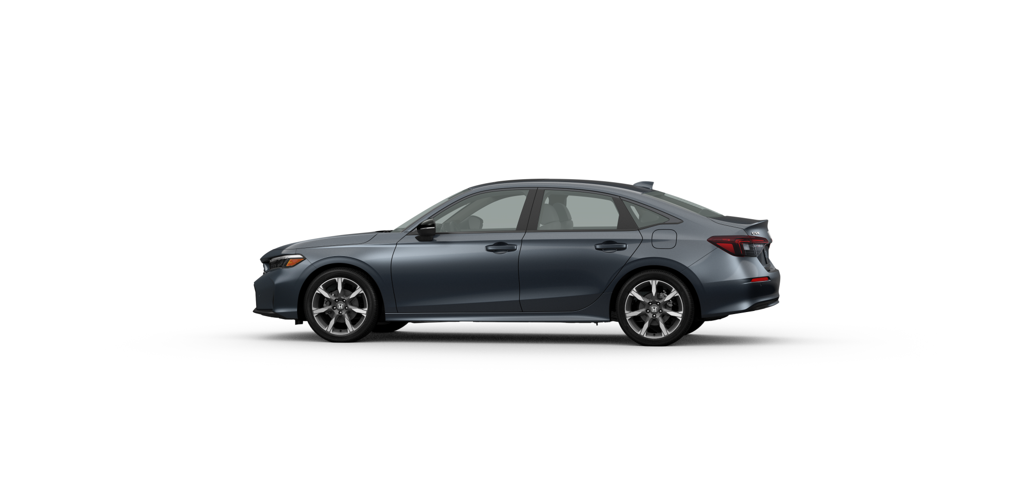 Vue latérale du côté conducteur de la Civic à hayon Sport Hybride Touring 2025 de couleur gris urbain nacré fond blanc.