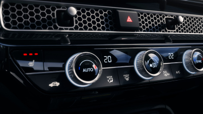 Gros plan des cadrans et boutons du système de climatisation.