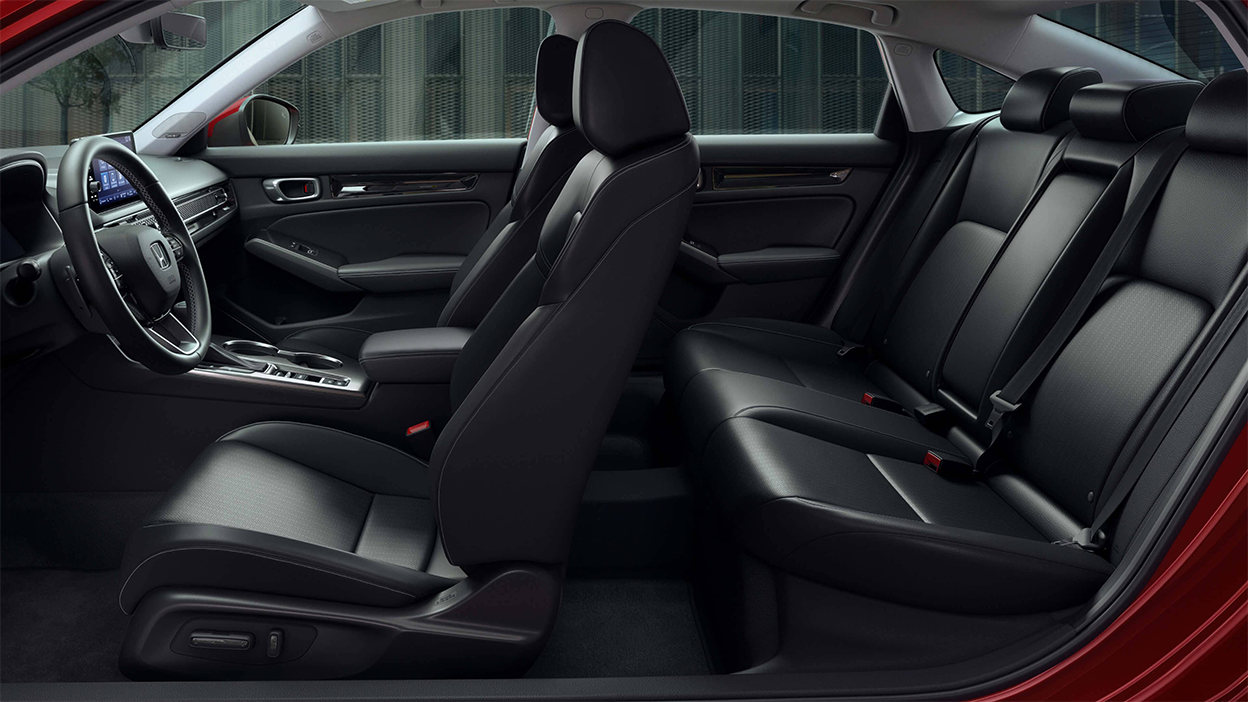 Side panoramic view of a Civic Sedan’s front and rear seats.