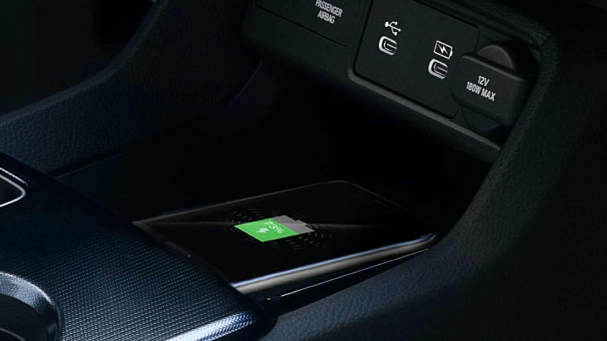 Gros plan de la recharge d’un téléphone sur le tapis de recharge sans fil.