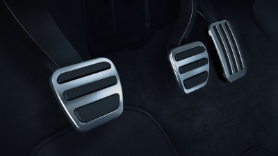 Gros plan des pédales sport avec garnitures en aluminium.