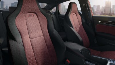 Medium closeup of red and black front row sports seats with “Si” badging.