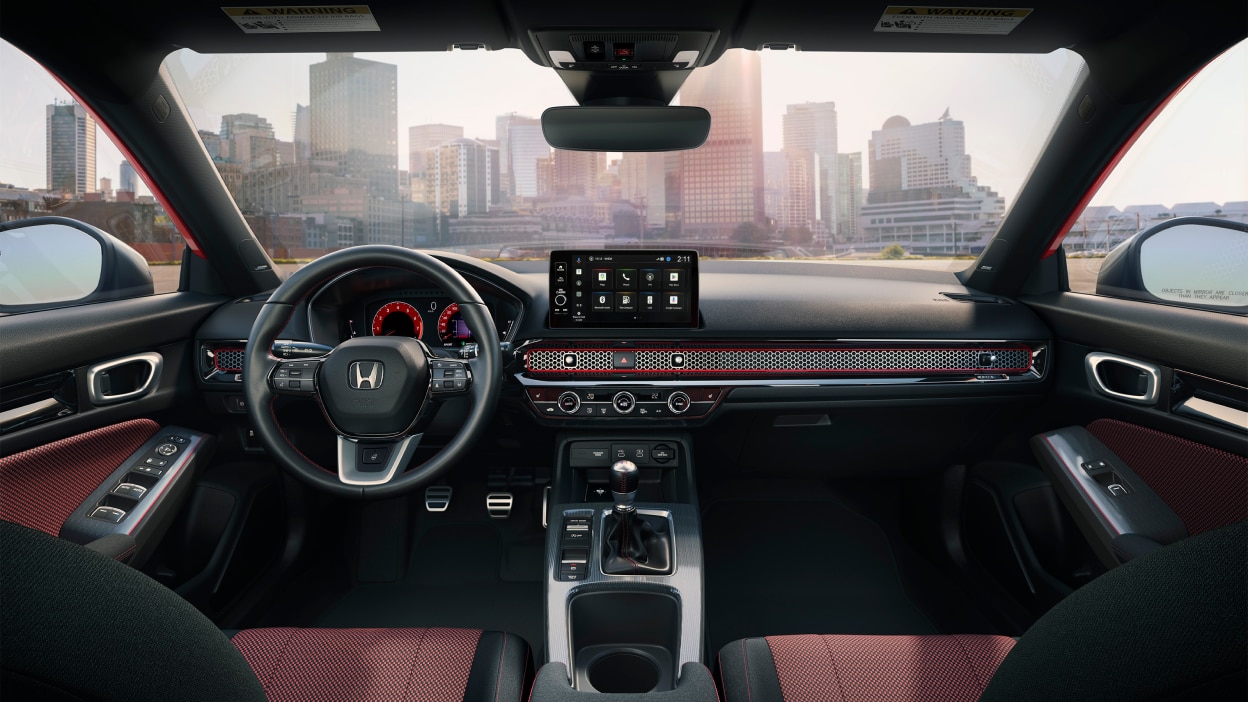 Plan panoramique du volant et du tableau de bord avant.