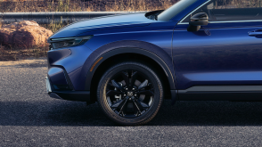 Vue latérale avant d’un CR-V bleu mettant en valeur sa roue en alliage d’aluminium noir. 