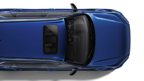 Vue en plongée d’un CR-V bleu sur un fond blanc mettant en valeur le toit ouvrant vitré. 