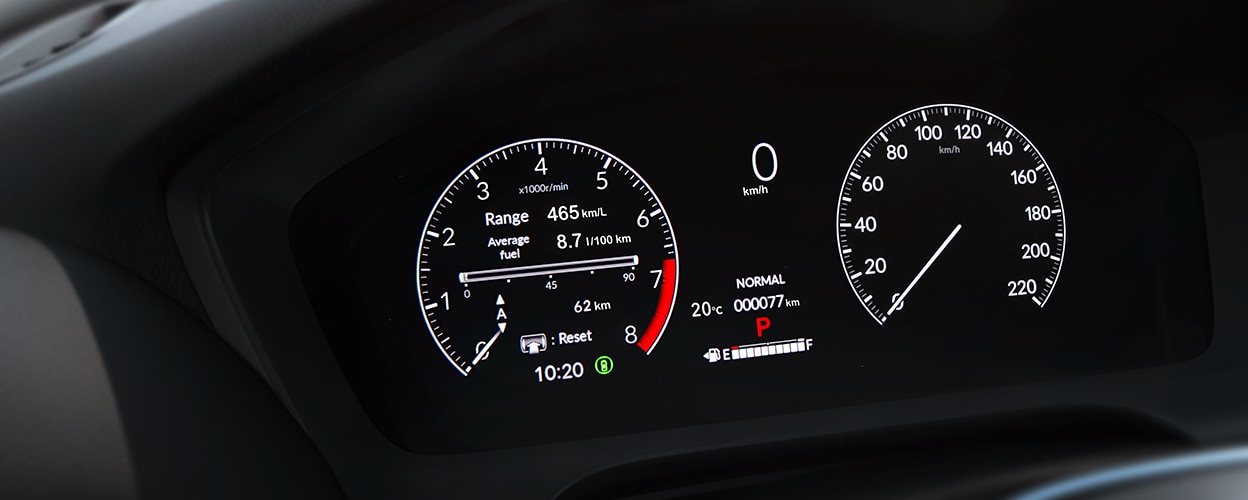 Gros plan de l’écran TFT affichant le compte-tours, l’indicateur de vitesse, le compteur kilométrique, la consommation de carburant, etc.