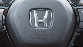 Très gros plan du volant.