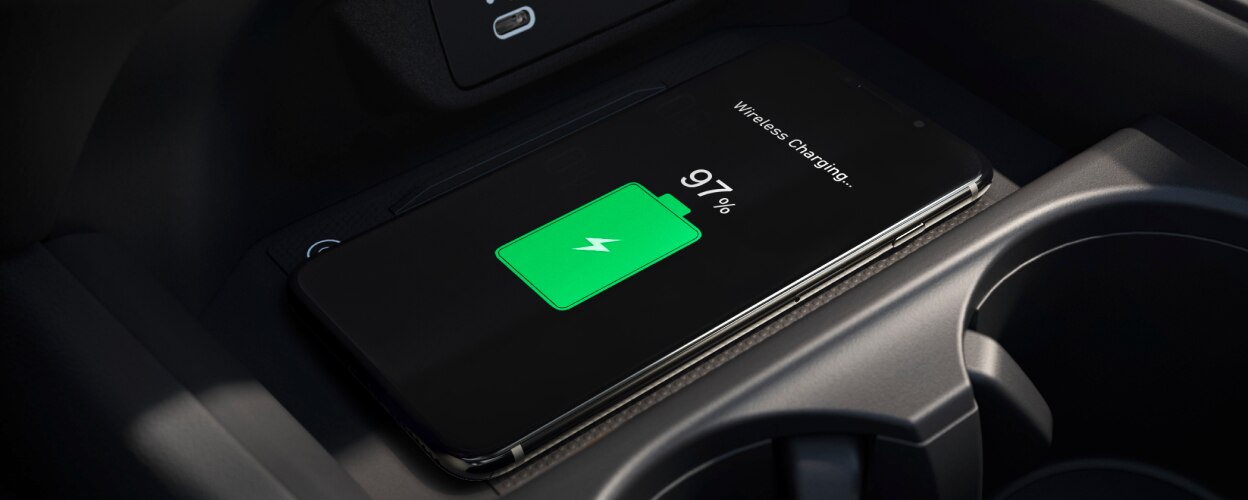 Gros plan de la recharge d’un téléphone sur le tapis de recharge sans fil.