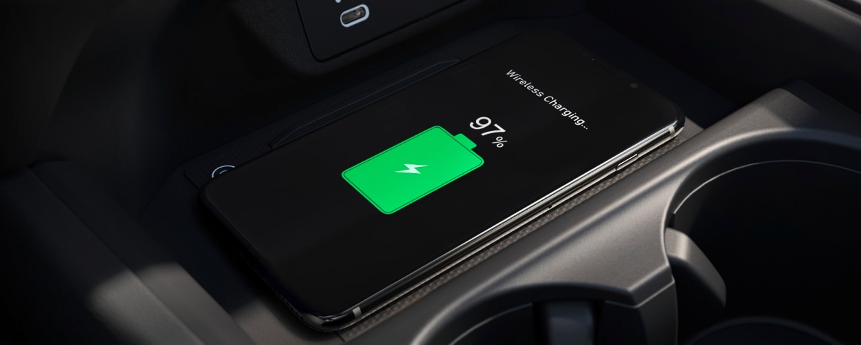 Gros plan de la recharge d’un téléphone sur le tapis de recharge sans fil.