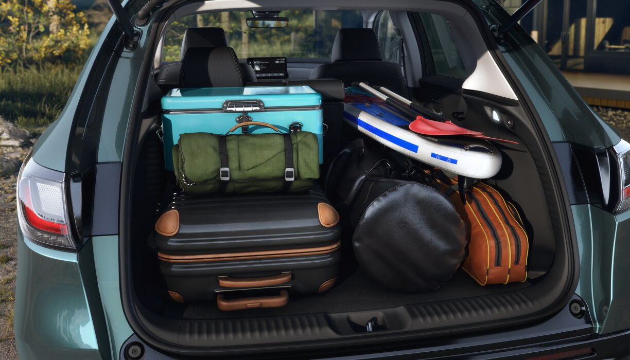 Plan rapproché du hayon ouvert avec espace de chargement rempli d’équipements de camping et de plein air.