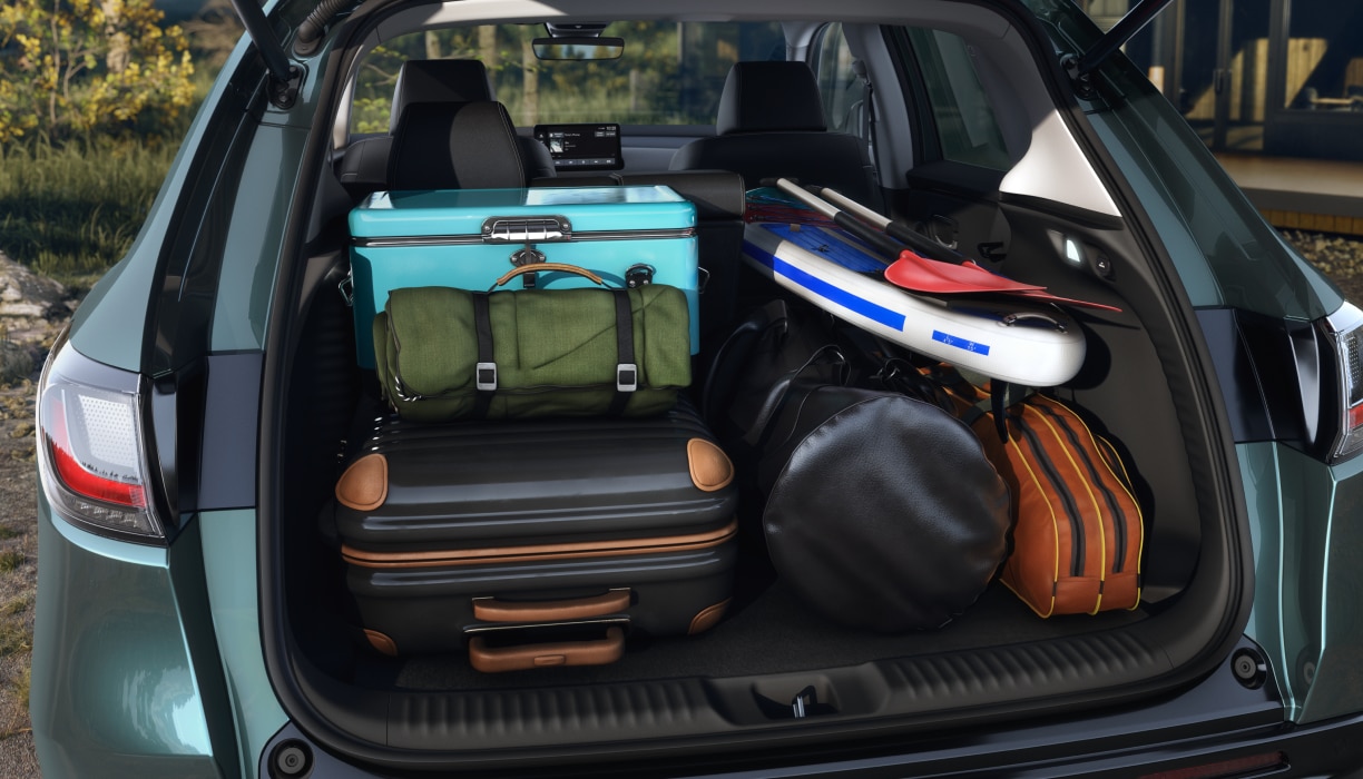 Plan rapproché du hayon ouvert avec espace de chargement rempli d’équipements de camping et de plein air.