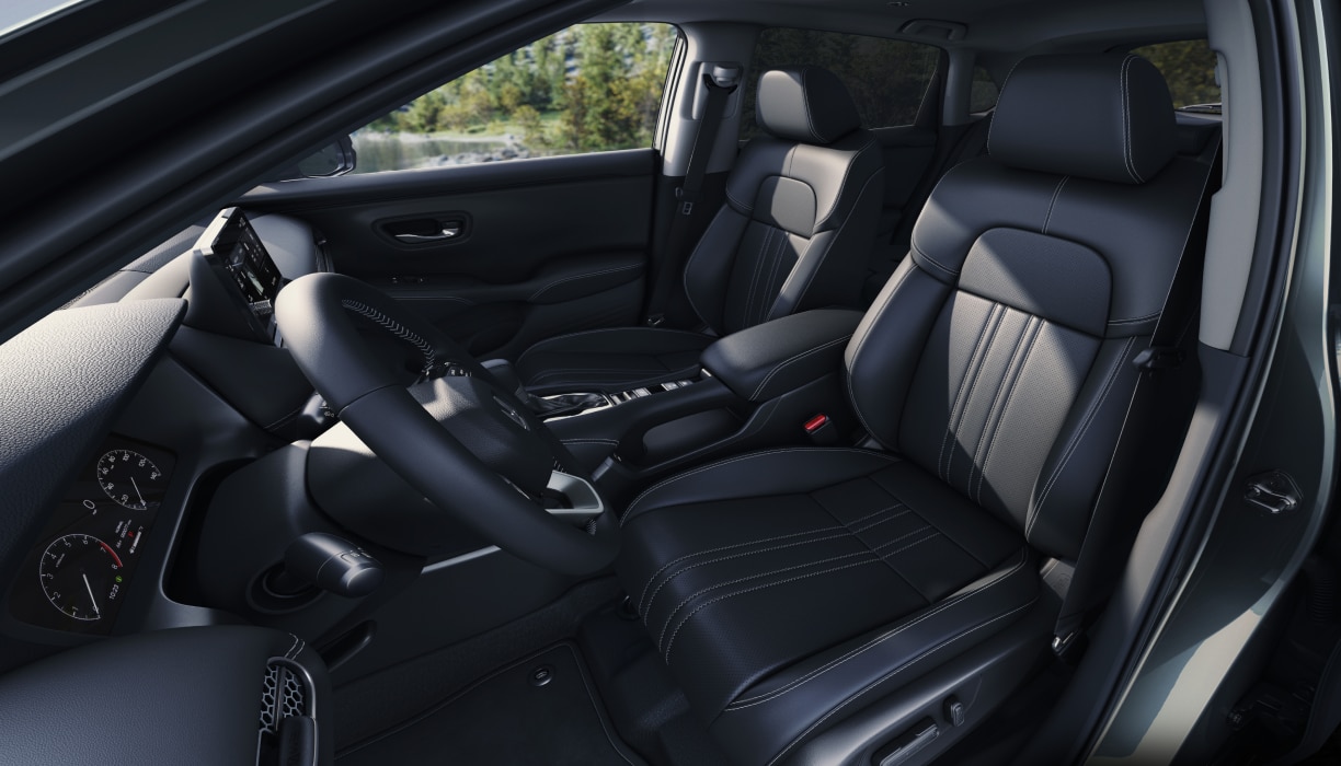 Vue intérieure étendue des sièges avant noirs dans le HR-V.