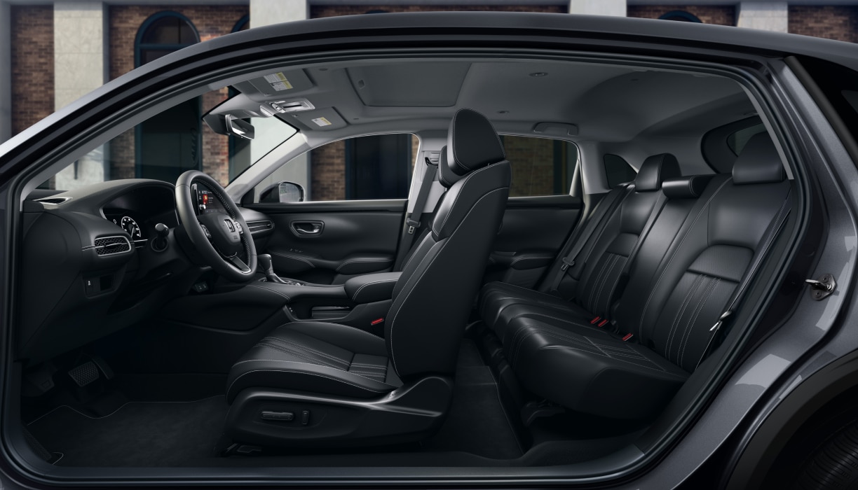 Vue latérale panoramique des sièges avant et arrière.