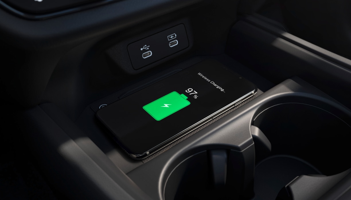 Gros plan de la recharge d’un téléphone sur le tapis de recharge sans fil.