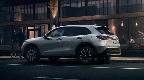 Vue latérale d’un HR-V gris dans la ville. 