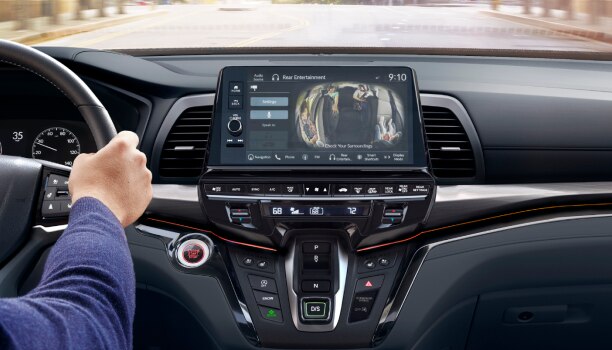 Gros plan de l’écran tactile montrant les enfants aux places arrière.