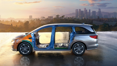 Vue latérale de la structure de carrosserie de l’Odyssey. Paysage urbain en arrière-plan.