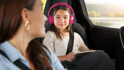 Vue intérieure d’une mère qui regarde sa fille sur le siège arrière.