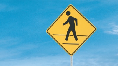 Gros plan d’un panneau de passage pour piétons.