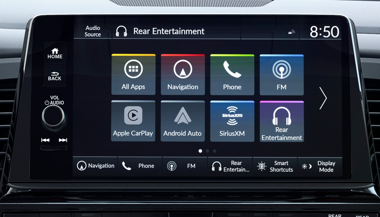 Gros plan du menu principal sur l’écran tactile de la console centrale.