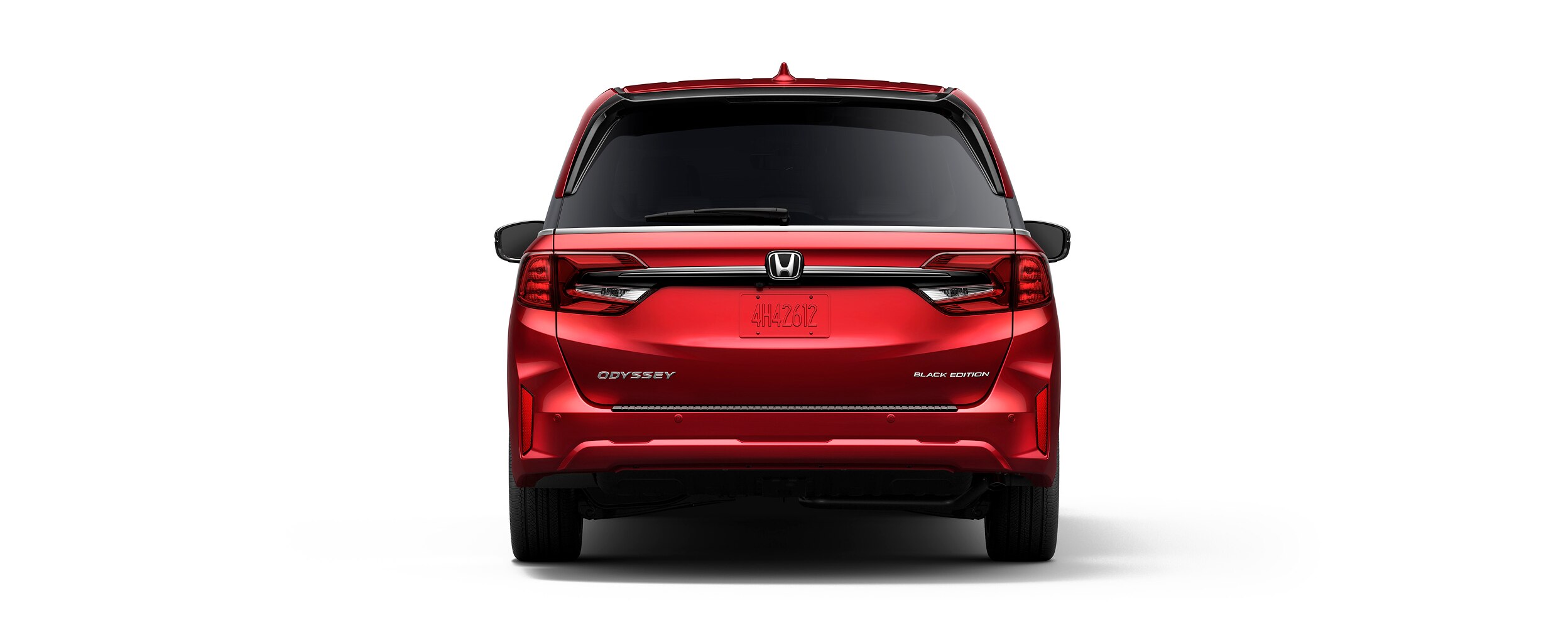 Vue arrière étendue d’une Odyssey rouge sur fond blanc.