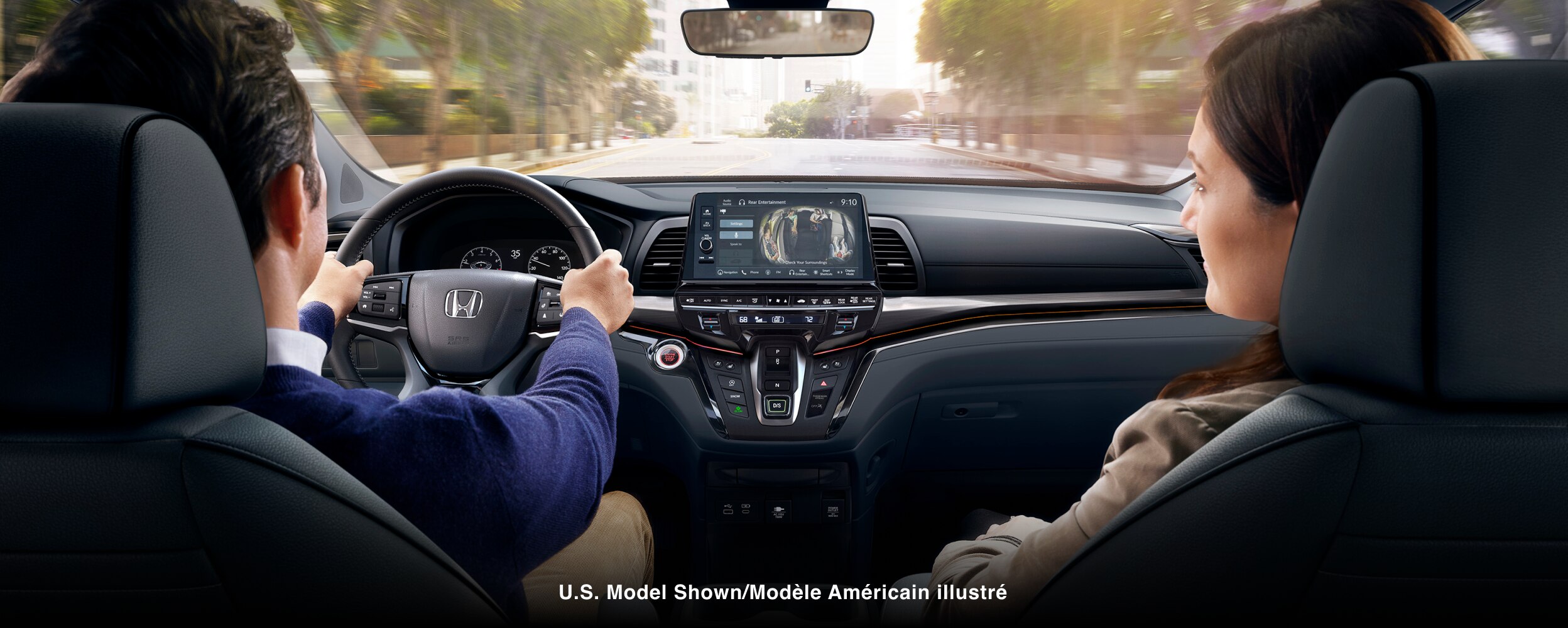 Vue de l’intérieur montrant un couple de dos assis aux places avant.