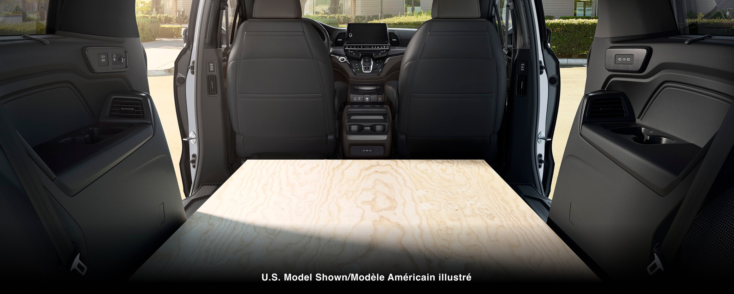 Vue de l’intérieur d’une Odyssey remplie de feuilles de contreplaqué.