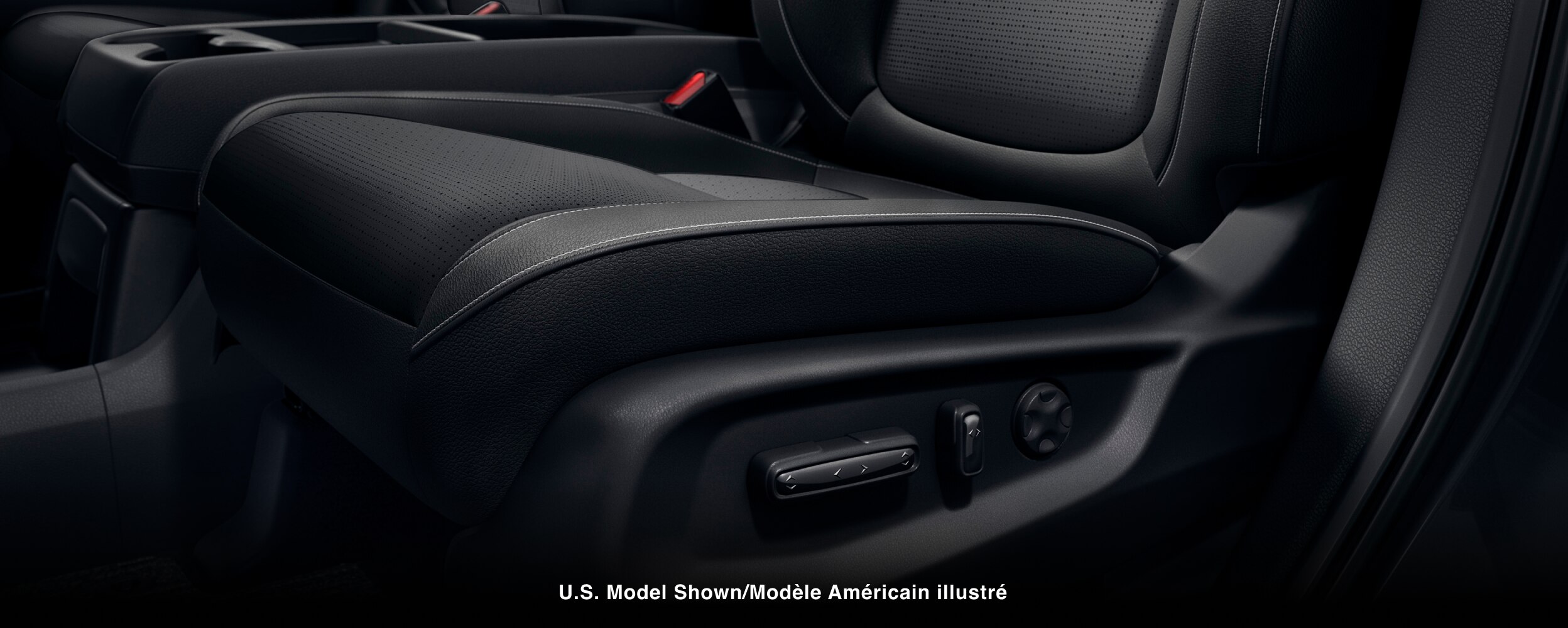 Gros plan des boutons de réglage électrique sur le côté d’un siège.