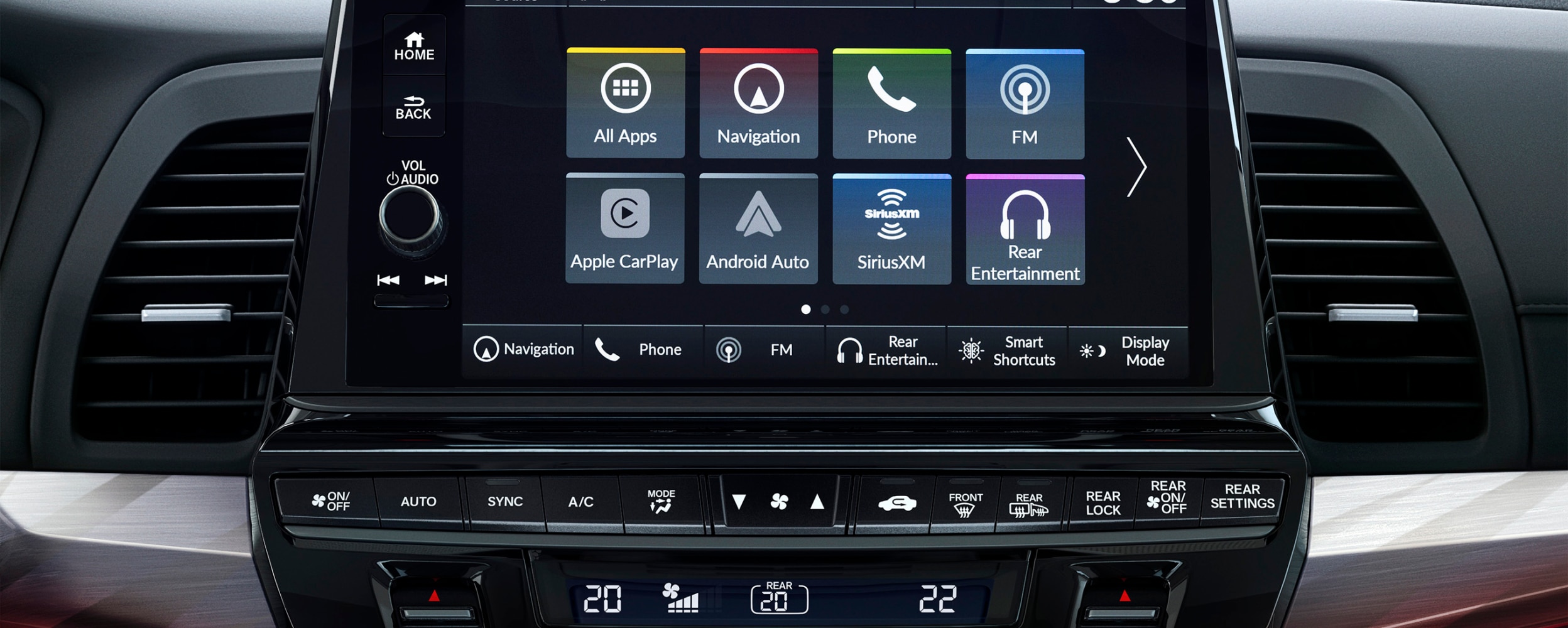 Gros plan du menu principal sur l’écran tactile de la console centrale.