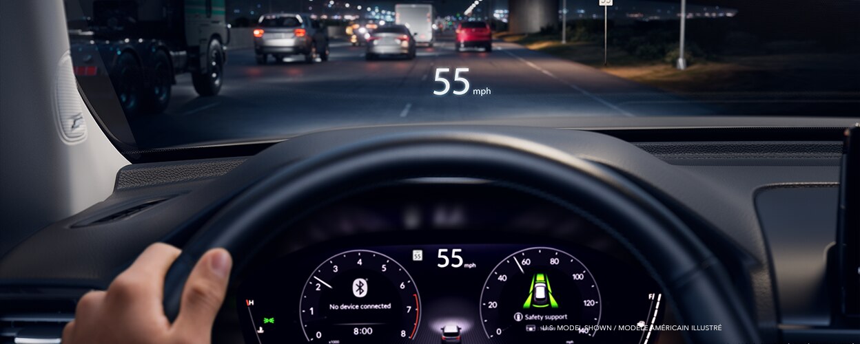 Vue panoramique large du volant, du tableau de bord et de la console centrale. Vue par le pare-brise d’un magnifique panomaram forestier. 