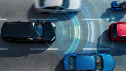 Plan en plongée d’un Pilot noir dans la circulation sur une autoroute. Des lignes et des ondes de capteur bleues détectent les véhicules à l’avant et sur les côtés. 