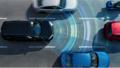 Bird’s eye view of black Pilot in traffic on a highway. Blue sensor lines and waves detect the cars in front and on the sides.