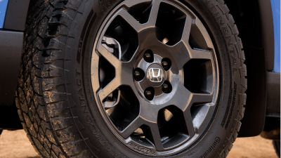 Gros plan des roues noires d’un Pilot dans le désert. 