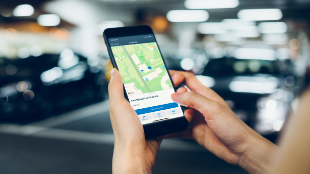 A woman’s hands navigate the HondaLink app on her smartphone. 